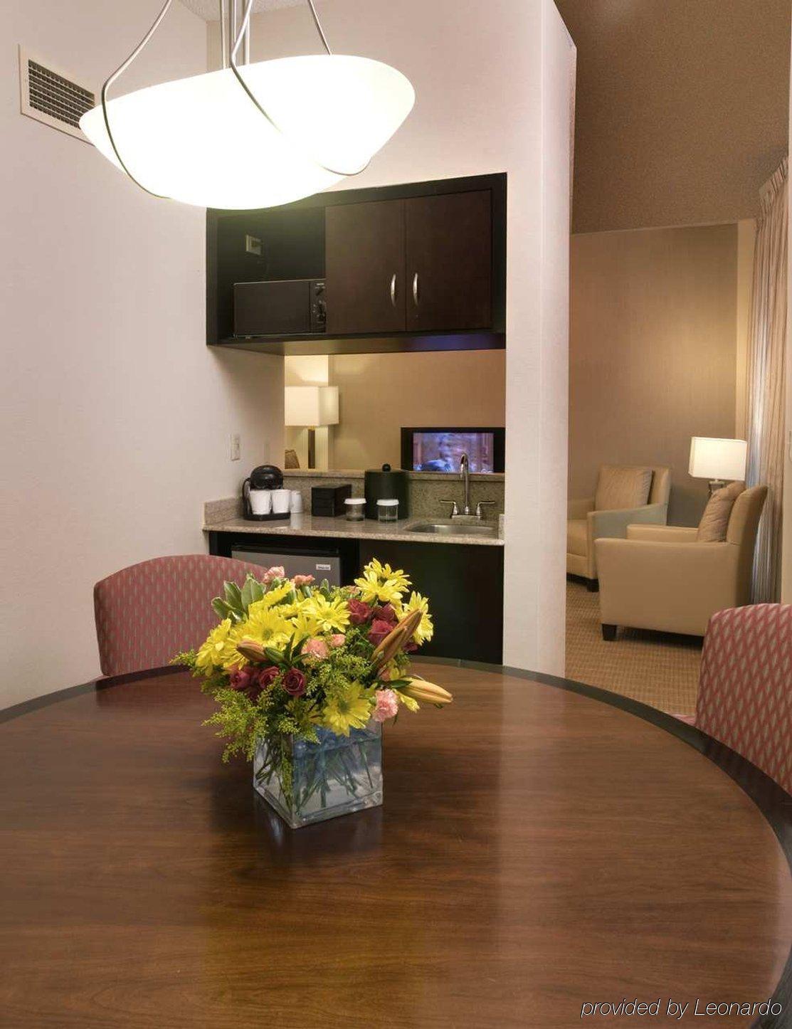 Embassy Suites By Hilton Alexandria Old Town Pokój zdjęcie